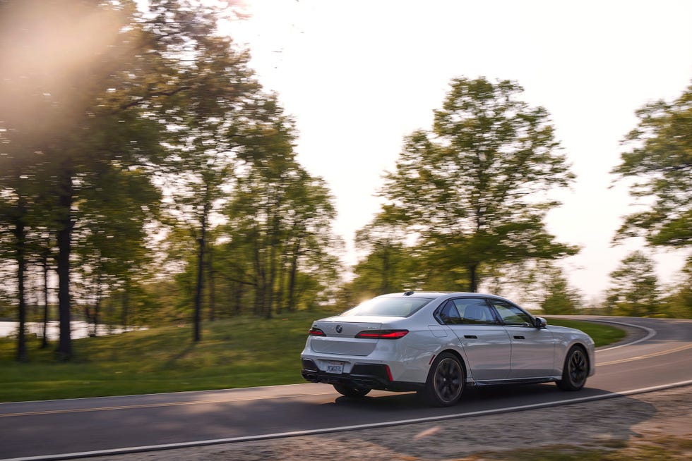 2023 bmw 760i xdrive vs 2023 bmw i7 xdrive60