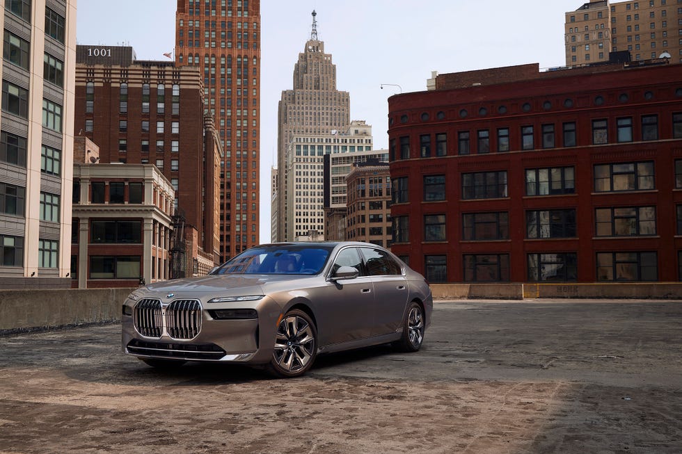 2023 BMW 760i xDrive vs BMW i7 xDrive60