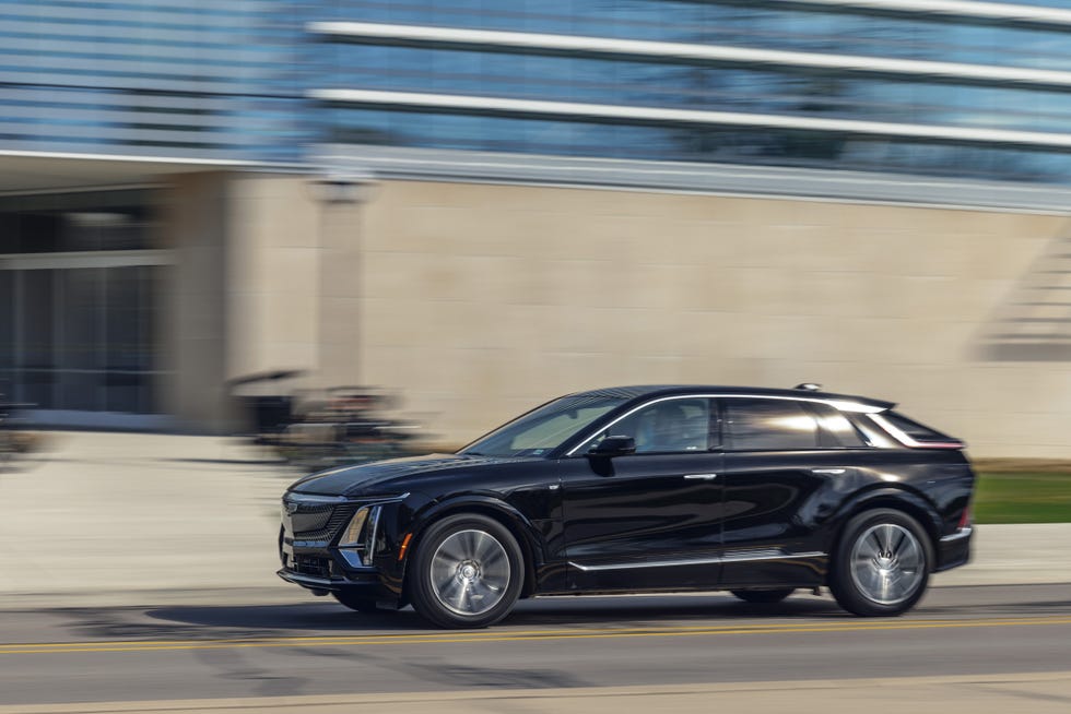 2023 cadillac lyriq luxury awd
