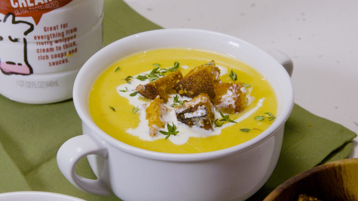 https://hips.hearstapps.com/hmg-prod/images/2023-delish-shamrock-acorn-squash-soup-with-sourdough-croutons-final-still004-65453b4ba094a.jpg?crop=1xw:0.8888888888888888xh;center,top&resize=1200:*