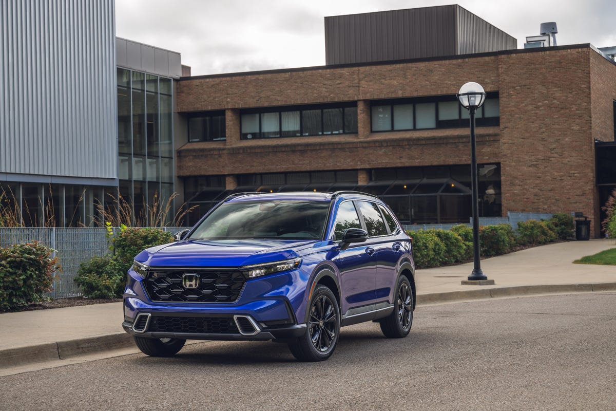 View Photos of the 2023 Honda CR-V Hybrid