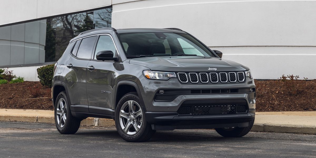 View Photos of the 2023 Jeep Compass Latitude 4×4