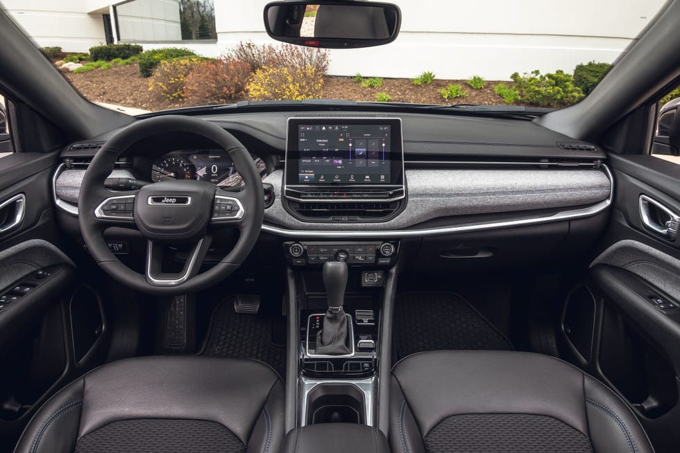 View Photos of the 2023 Jeep Compass Latitude 4x4