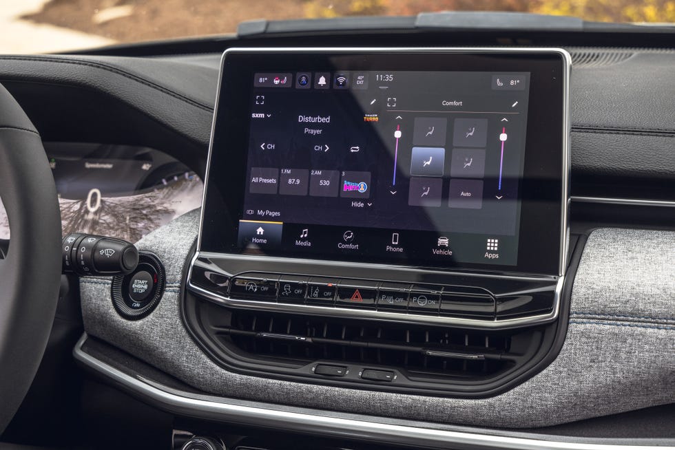 View Photos of the 2023 Jeep Compass Latitude 4x4