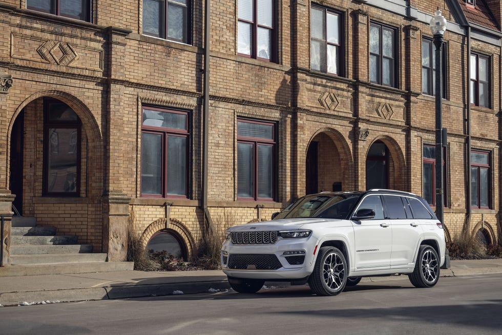 2023 jeep grand cherokee parked