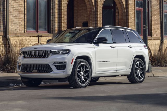 2023 jeep grand cherokee parked