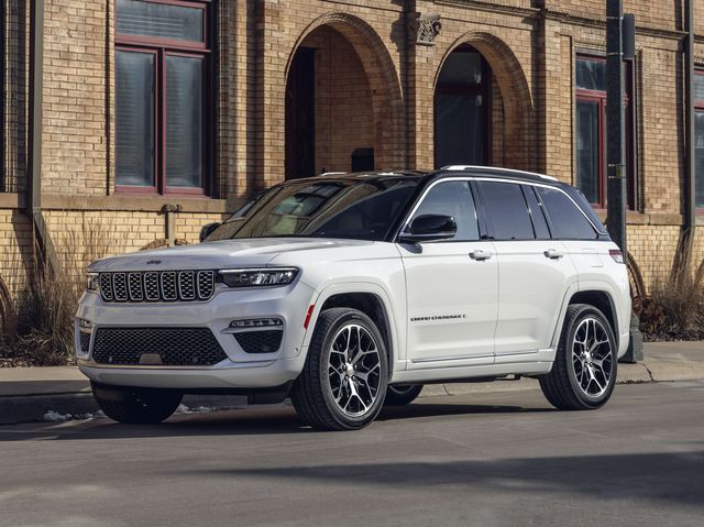 2023 jeep grand cherokee parked