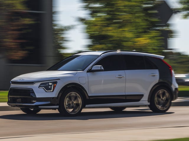 2023 kia niro phev ex premium and 2023 kia niro ex premium