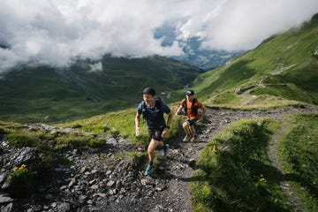 twee mannen doen aan trailrunnen in de bergen