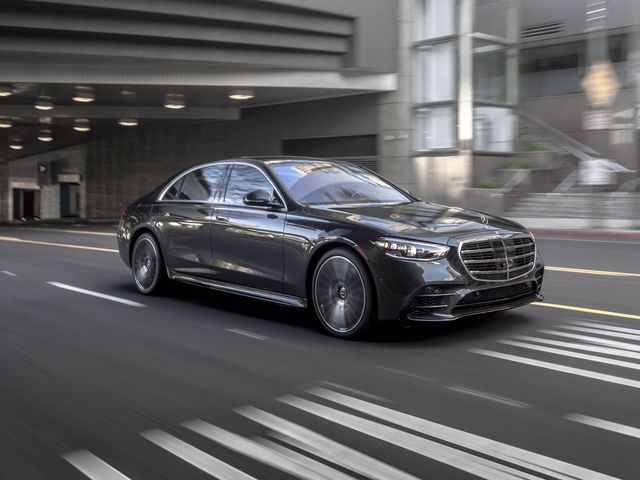 2023 mercedes benz s 580 4matic driving downtown