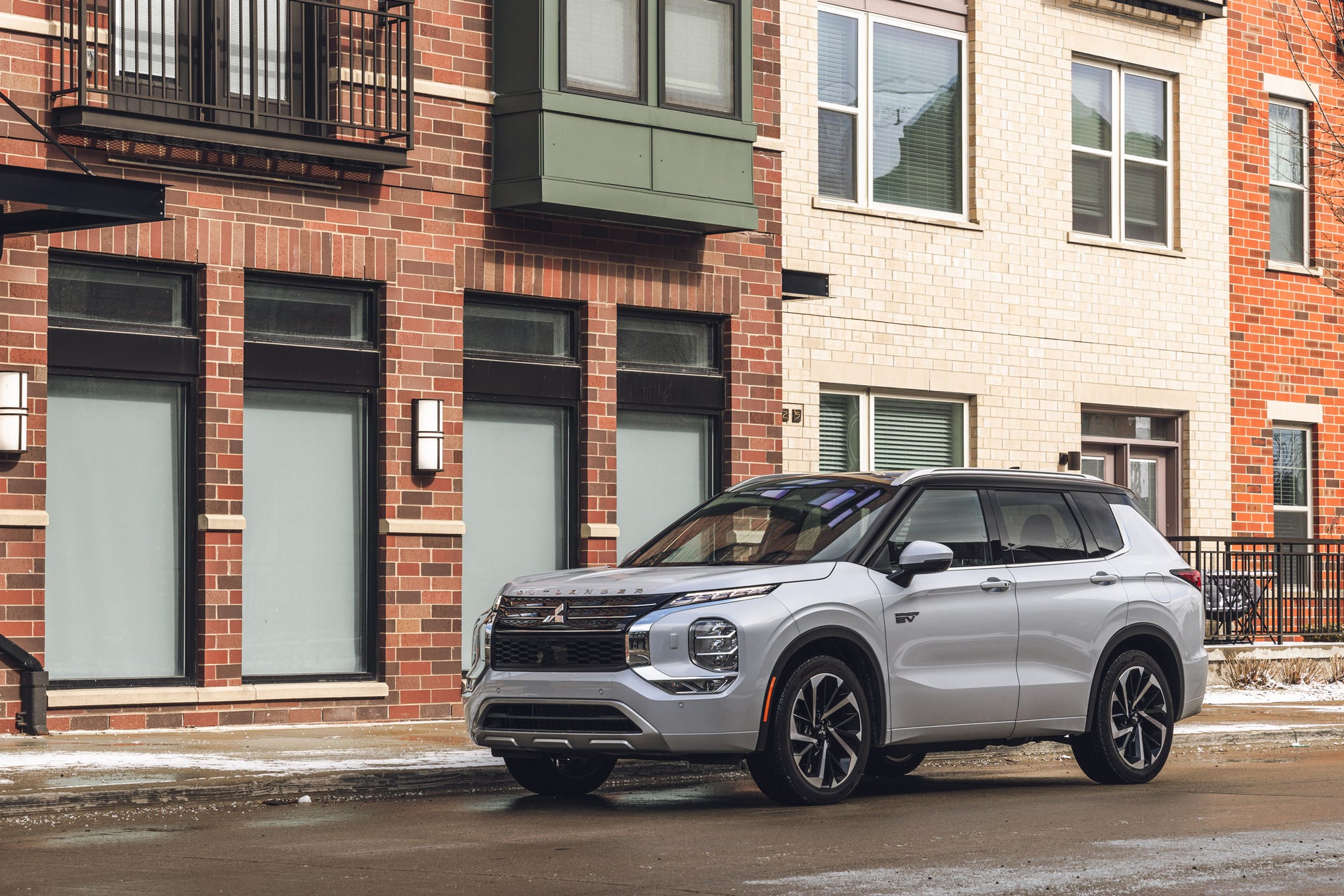 Mitsubishi Outlander PHEV 2025 em movimento lateral