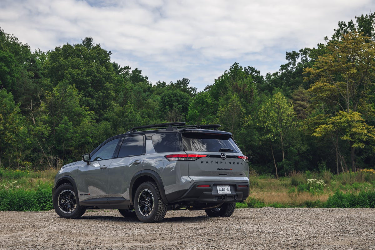 nissan pathfinder 2023 negro