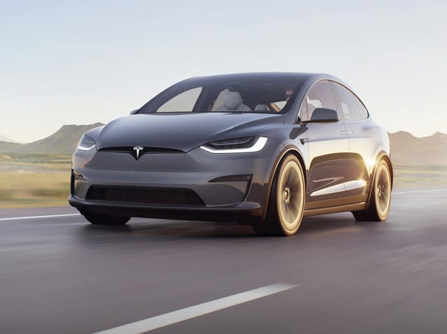 2024 Porsche Macan EV vs Tesla Model X