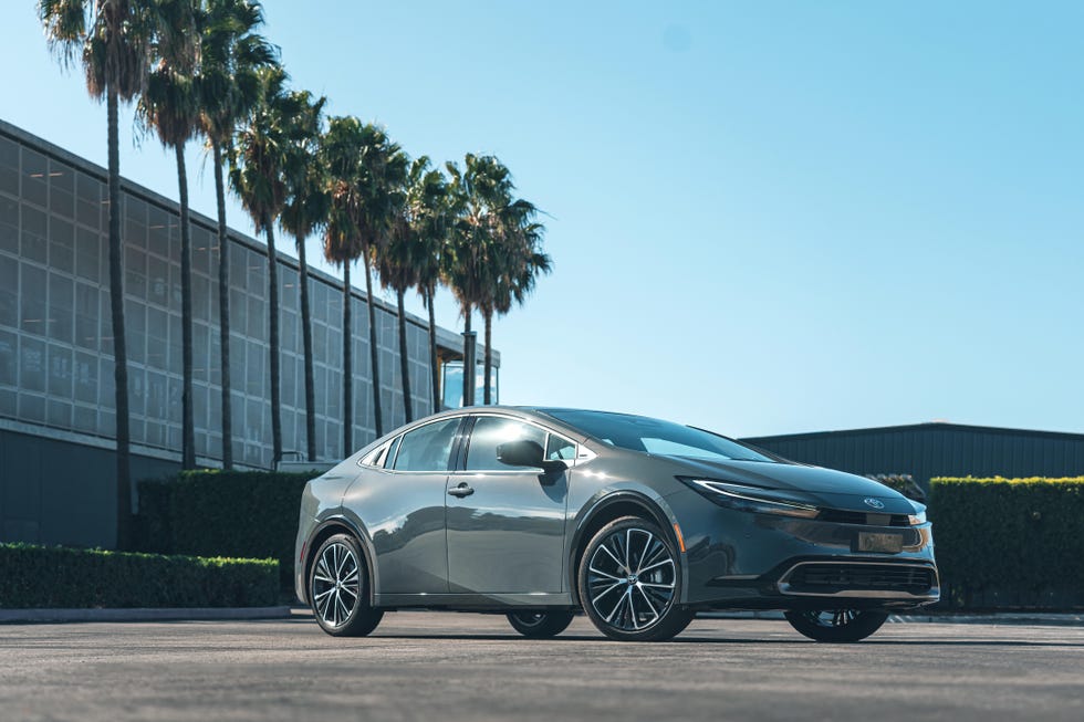 2024 Honda Civic vs Toyota Prius