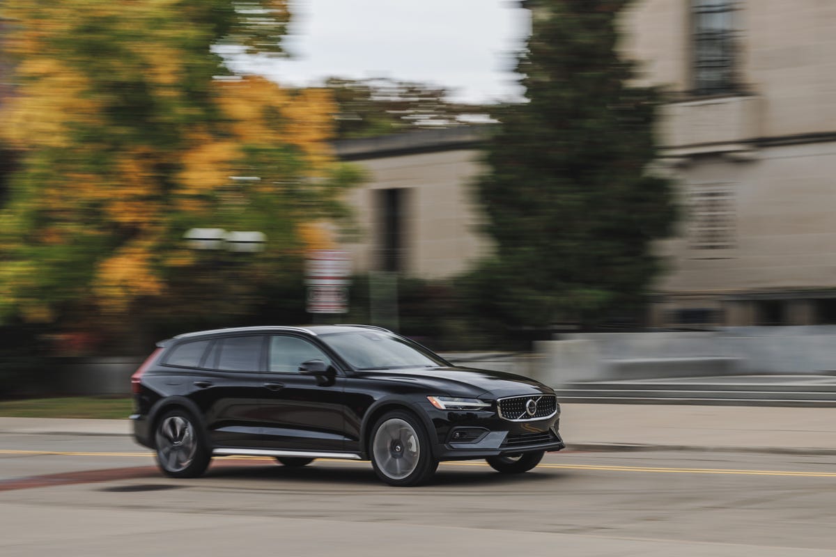 2025 Volvo V60 / V60 Cross Country Review, Pricing, and Specs