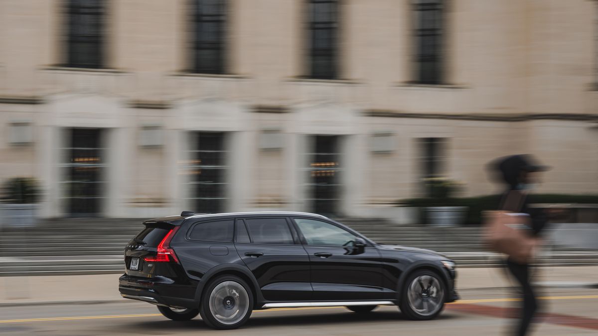 Tested: 2023 Volvo V60 Cross Country B5 Goes against the Crowd