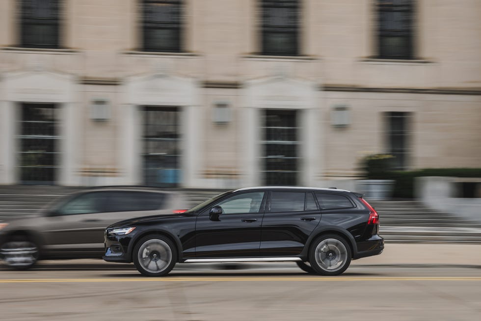 Tested: 2023 Volvo V60 Cross Country B5 Goes against the Crowd