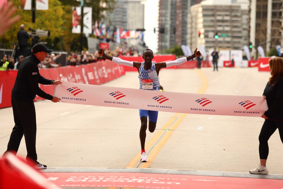 World Record! Kelvin Kiptum of Kenya Runs 2:00:35 at the 2023 Chicago ...