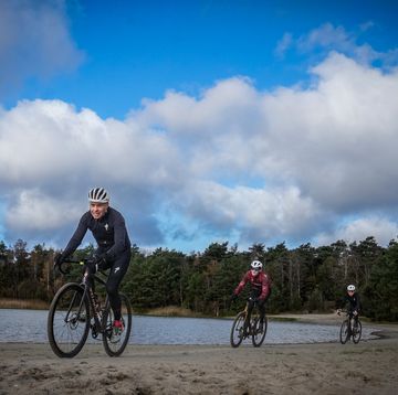 richard groenendaal fietst met een groepje fietsers over het strand