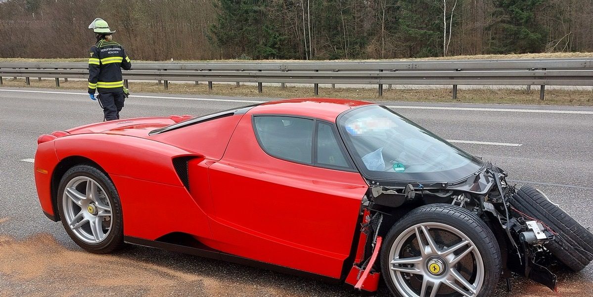 Ferrari Enzo verunglückte auf der deutschen Autobahn