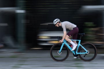 een wielrenner op een blauwe racefiets