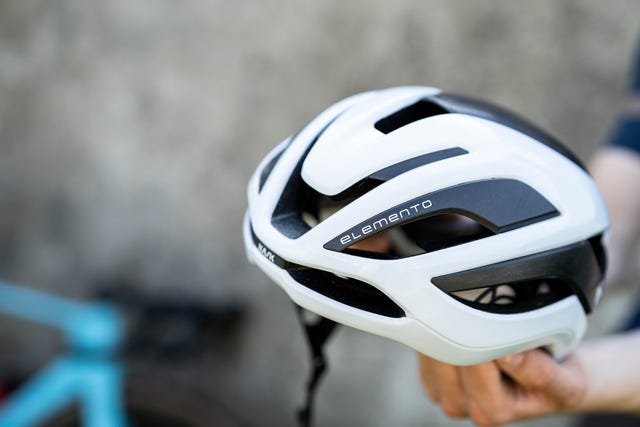 een fietshelm van het merk kask en type elemento
