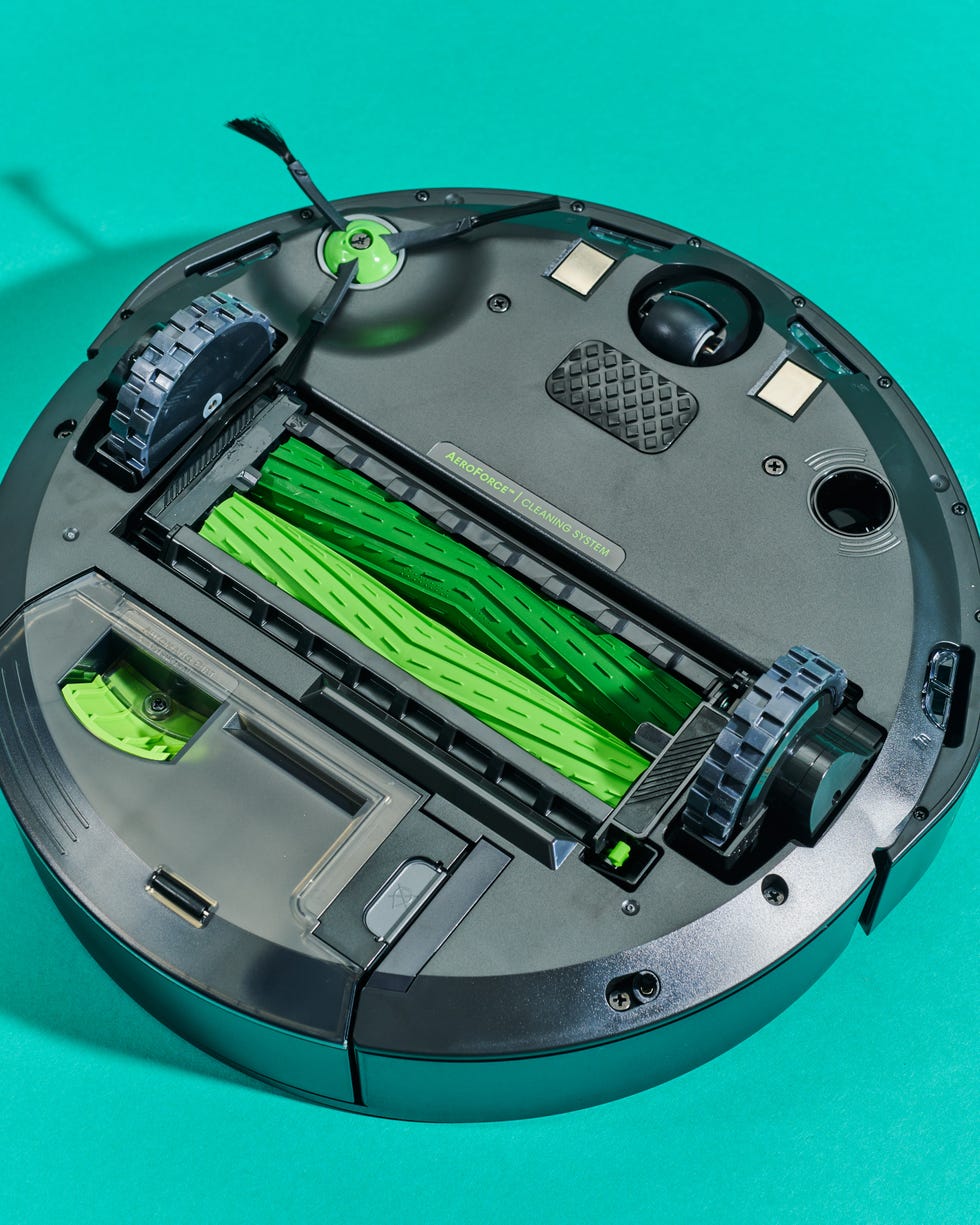 robot vacuum cleaner showcasing its cleaning components