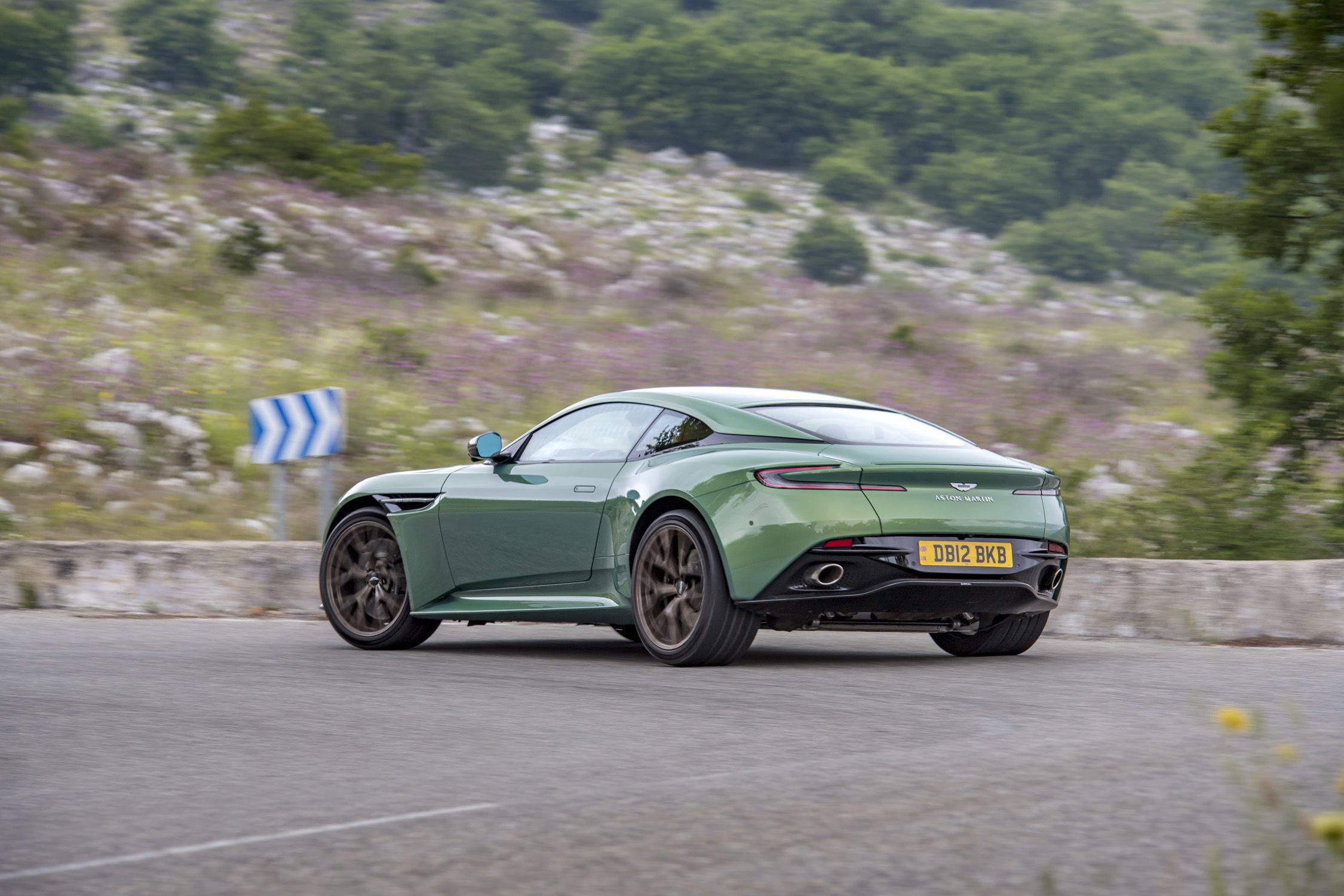 Aston Martin DB12 Volante : à 325 km/h les cheveux au vent