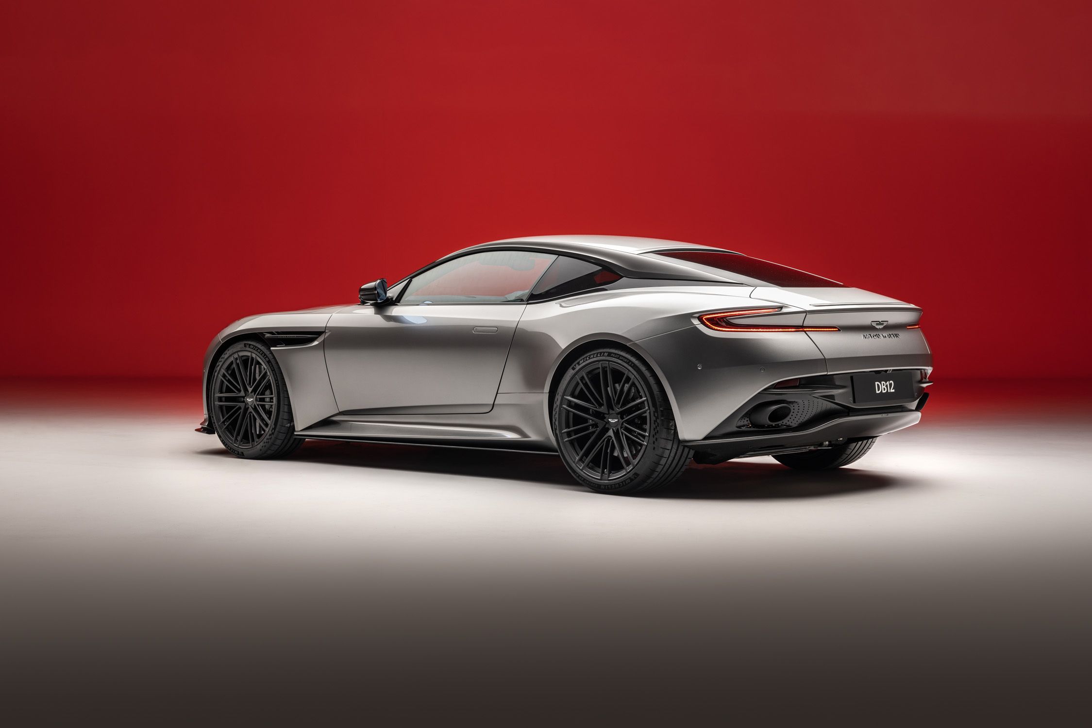 Aston Martin DB12 2024 Reseña // $250,000 Brutal y Elegante