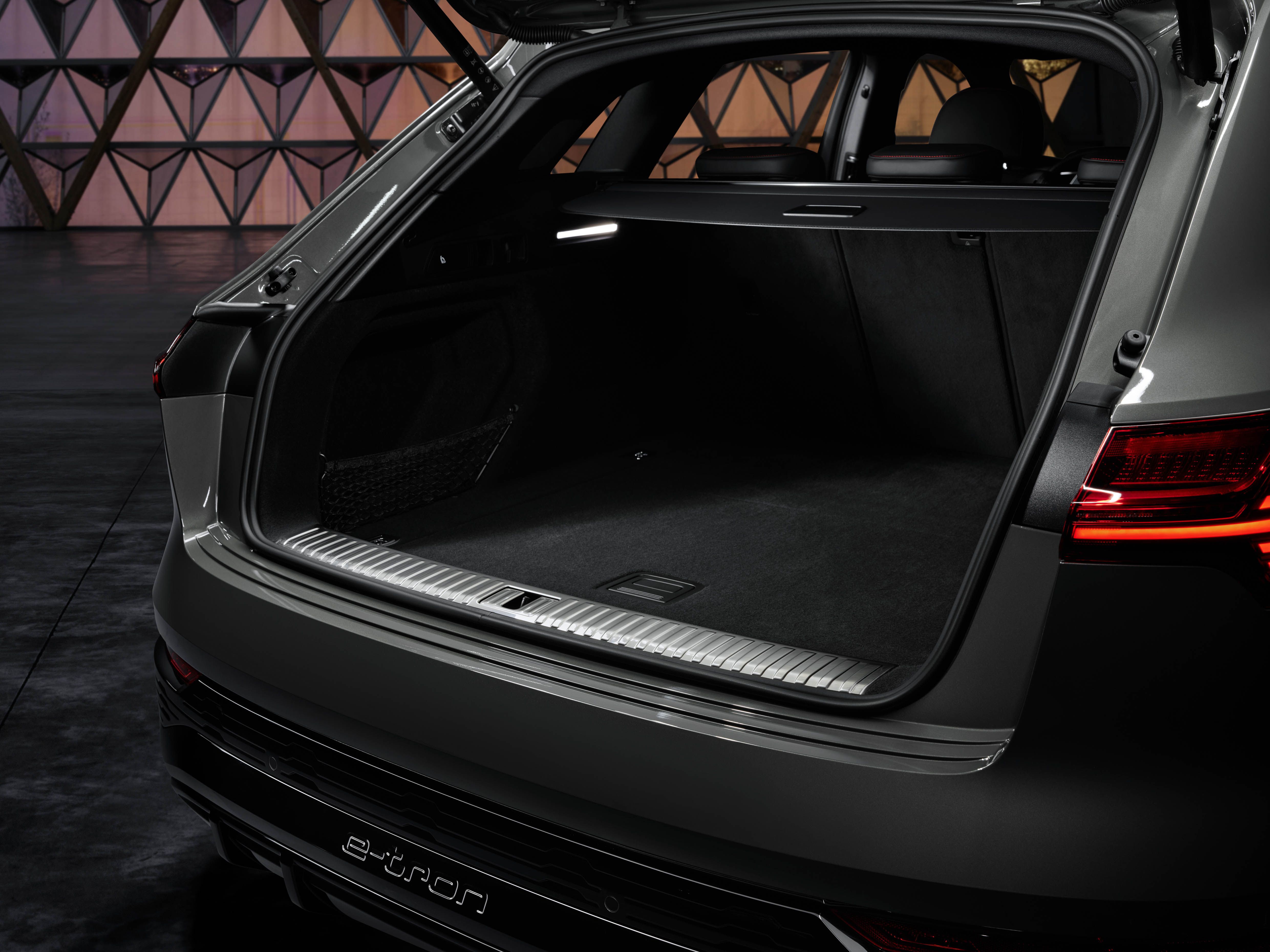 Luggage Area Kit | AUDI Q8 2024 Luggage Area Kit | AUDI Q8 2024