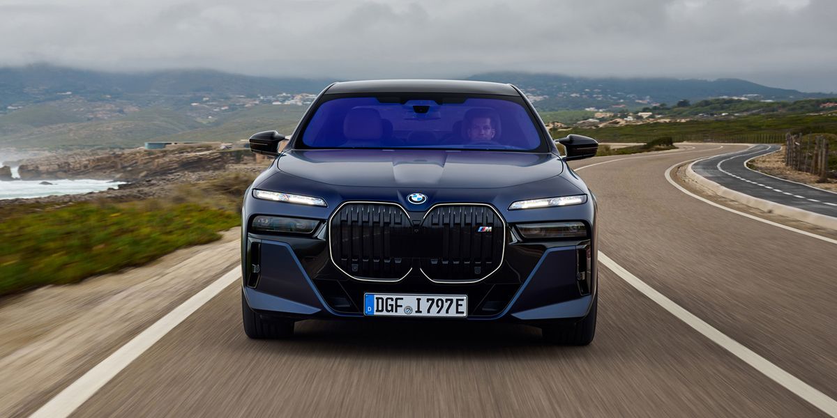 View Photos of the 2024 BMW i7 M70