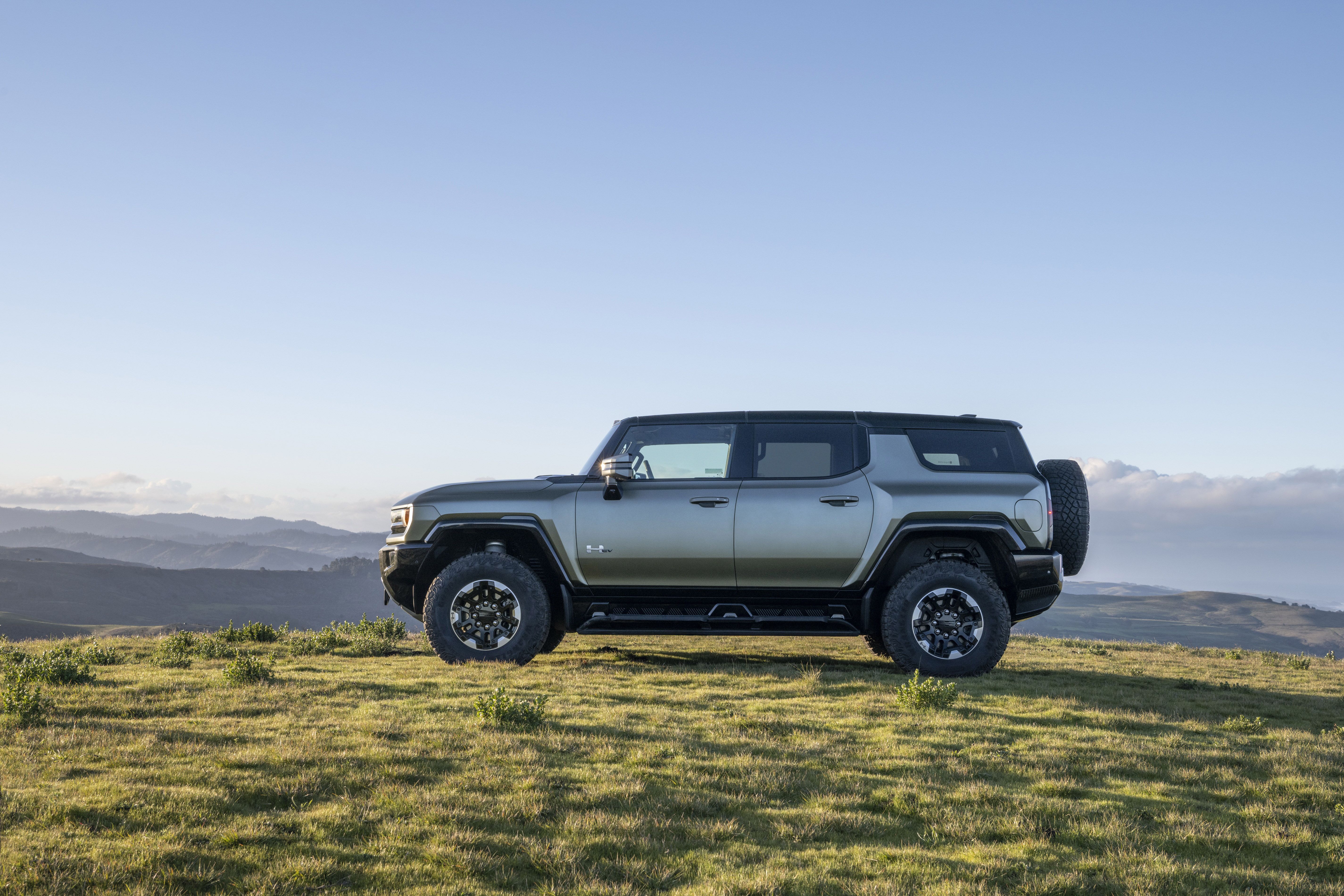 The 2022 GMC HUMMER EV is designed to be an off-road beast, with - Automais