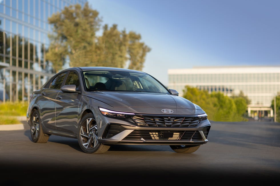 2024 Hyundai Elantra 2024 Honda Civic vs Hyundai Elantra