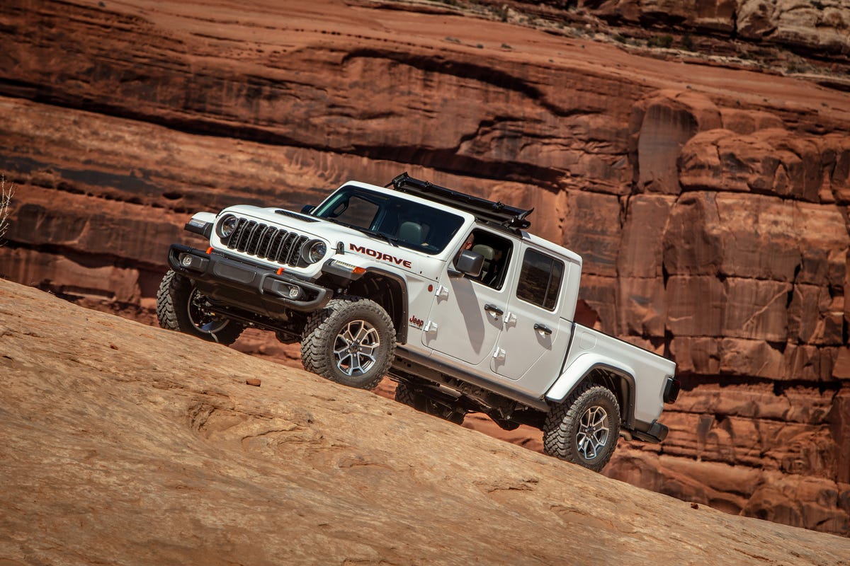 2024-jeep-gladiator-mojave-x-107-6606dfd