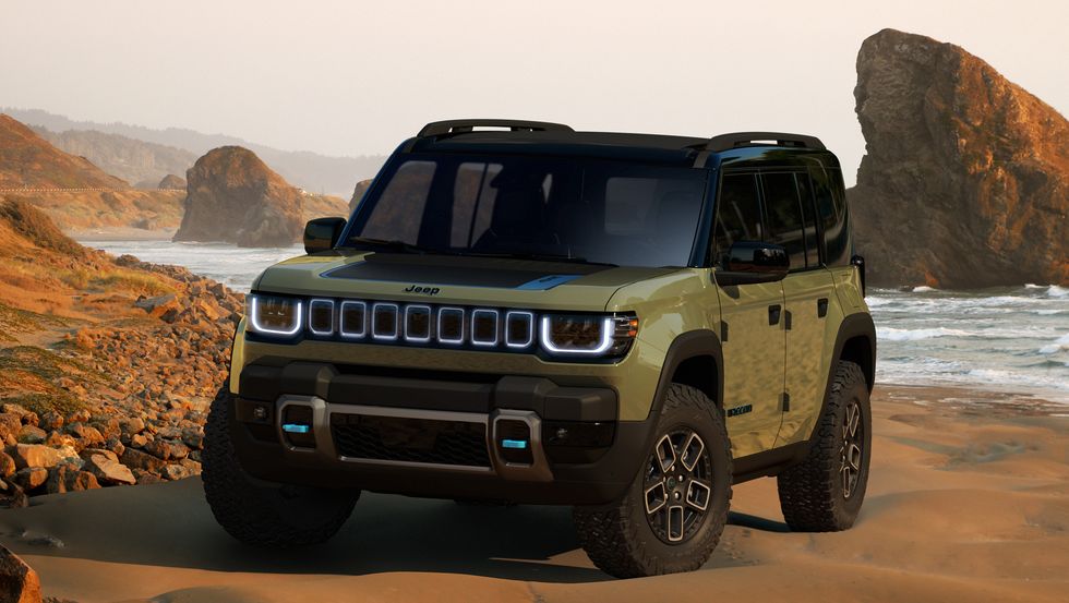Jeep Recon 2024 estacionado en una playa rocosa