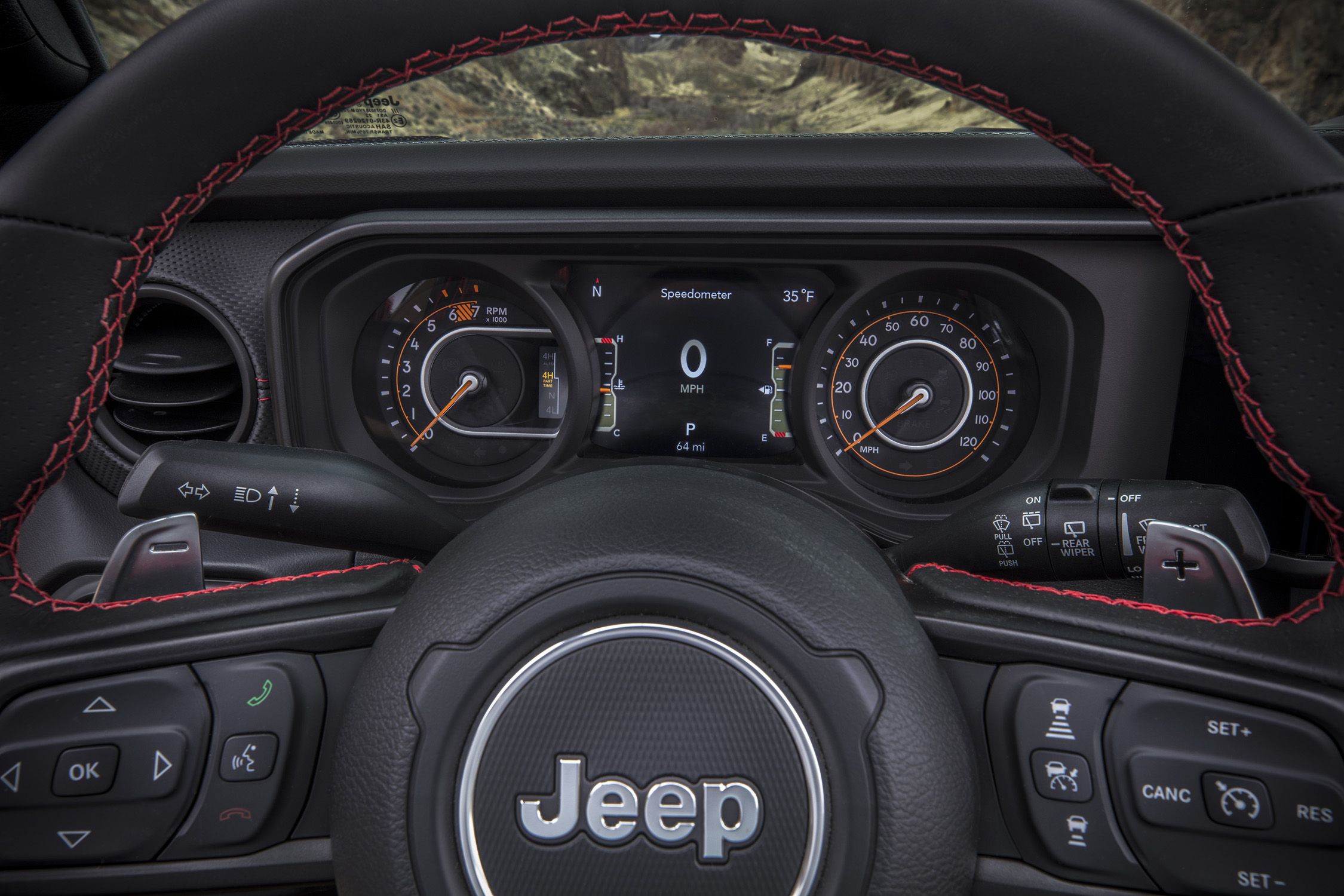 Jeep Wrangler 2024 ganha retoques no visual e nova multimídia