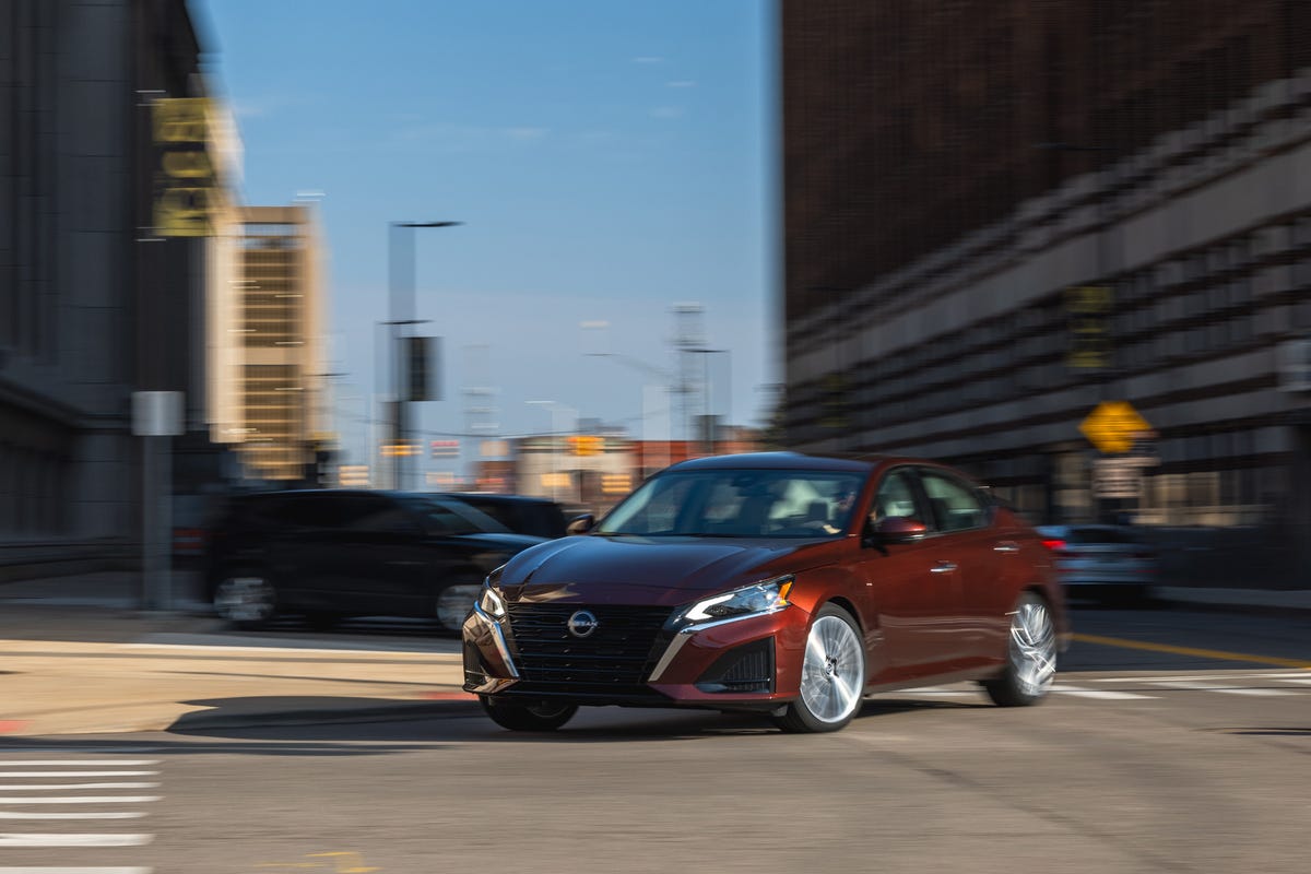 View Photos of the 2025 Nissan Altima SL AWD