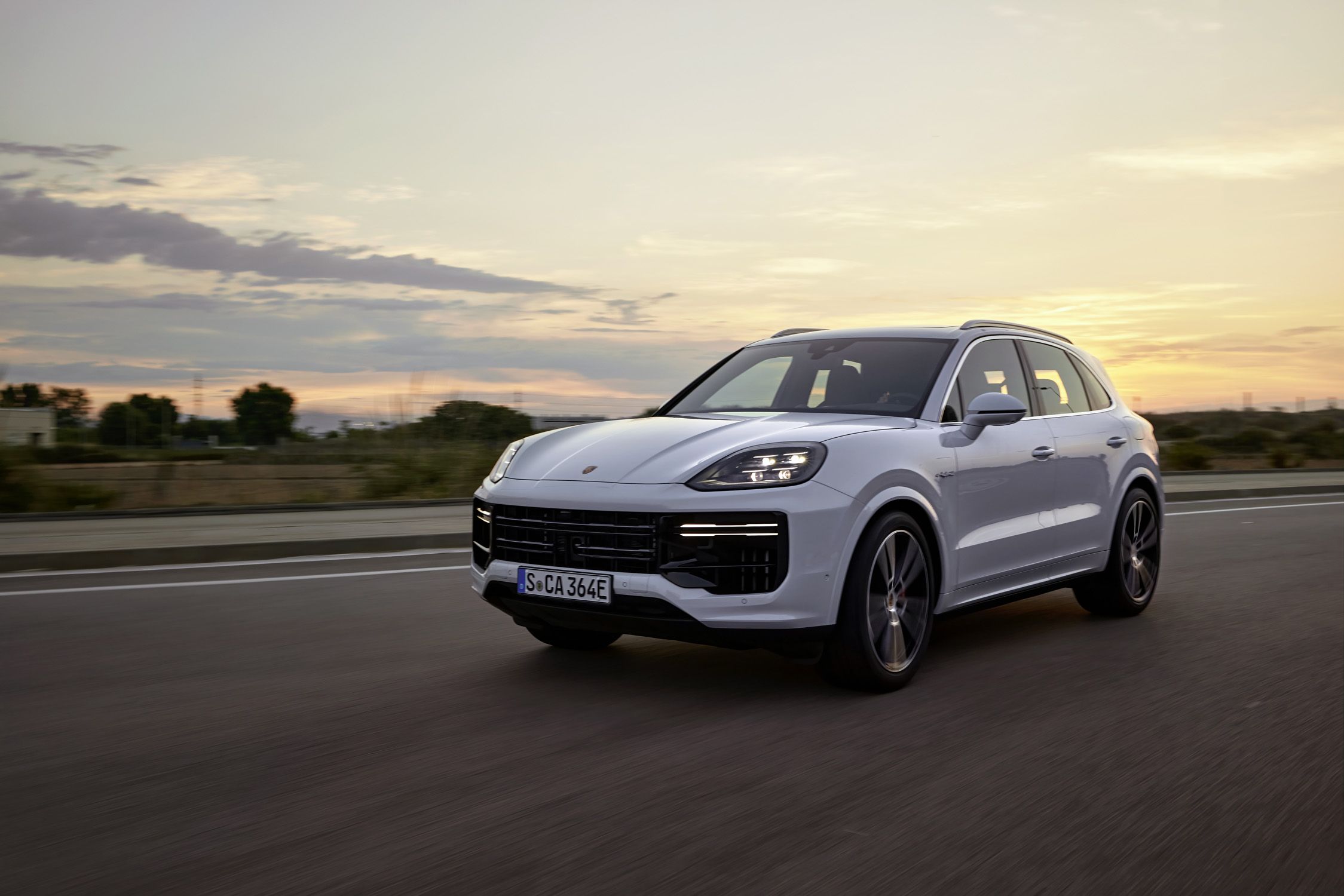 2024 Porsche Cayenne Turbo E-Hybrid Review, Pricing, and Specs