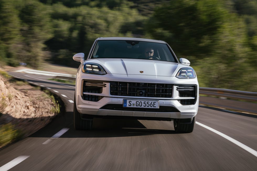 Introducing the 2024 Porsche Cayenne S E−Hybrid SUV and Coupe
