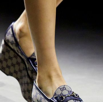 2024春夏時裝周鞋款趨勢解析！chanel夾腳拖成焦點，gucci、burberry推新版樂福鞋