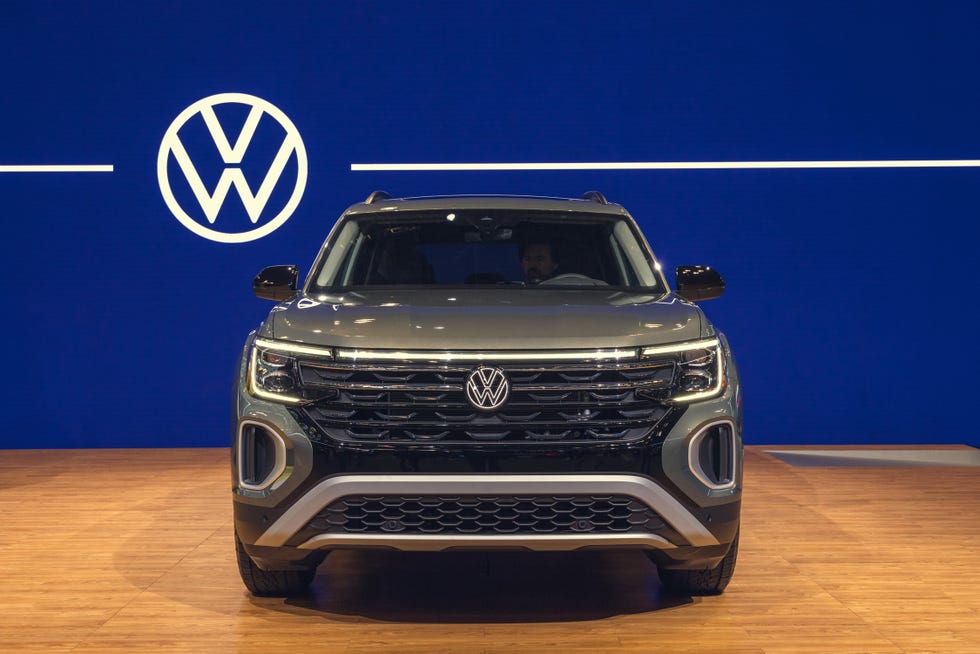 View Photos of the 2024 Volkswagen Atlas