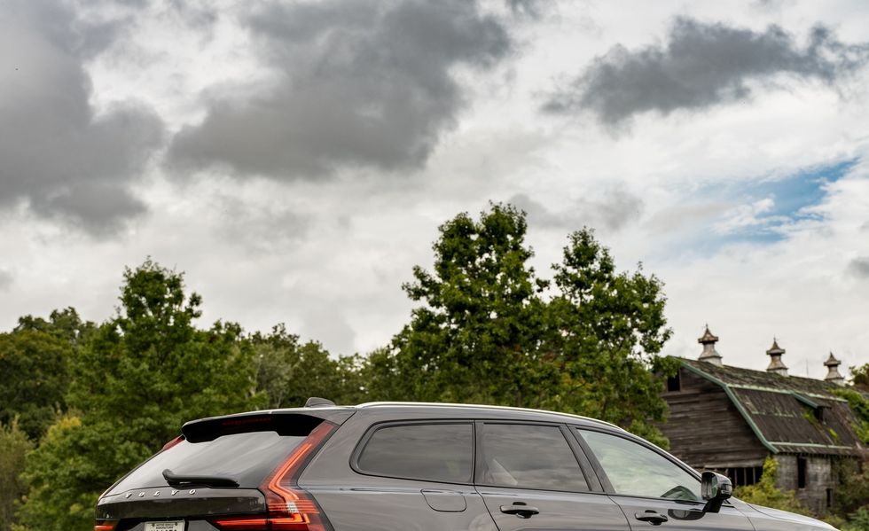 2024 Volvo V90 Cross Country 103 64935e9957a0d ?crop=0.711xw 0.579xh;0.181xw,0.313xh&resize=980 *