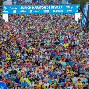 corredores durante la maratón de sevilla 2024