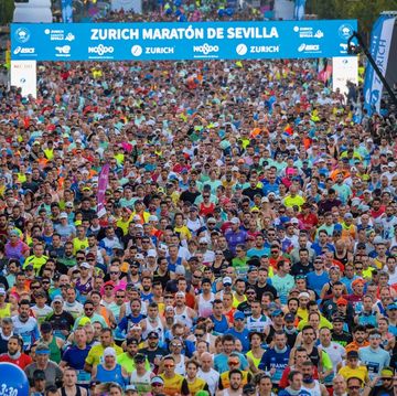 corredores durante la maratón de sevilla 2024