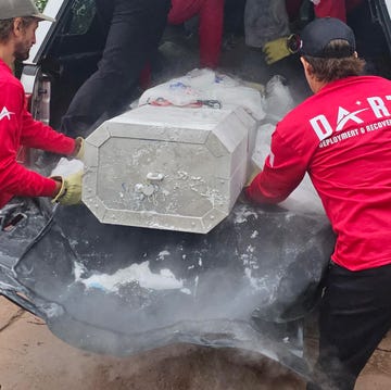 diy-cryonics-frozen-dead-guy people pulling a frozen coffin out of the back of a truck
