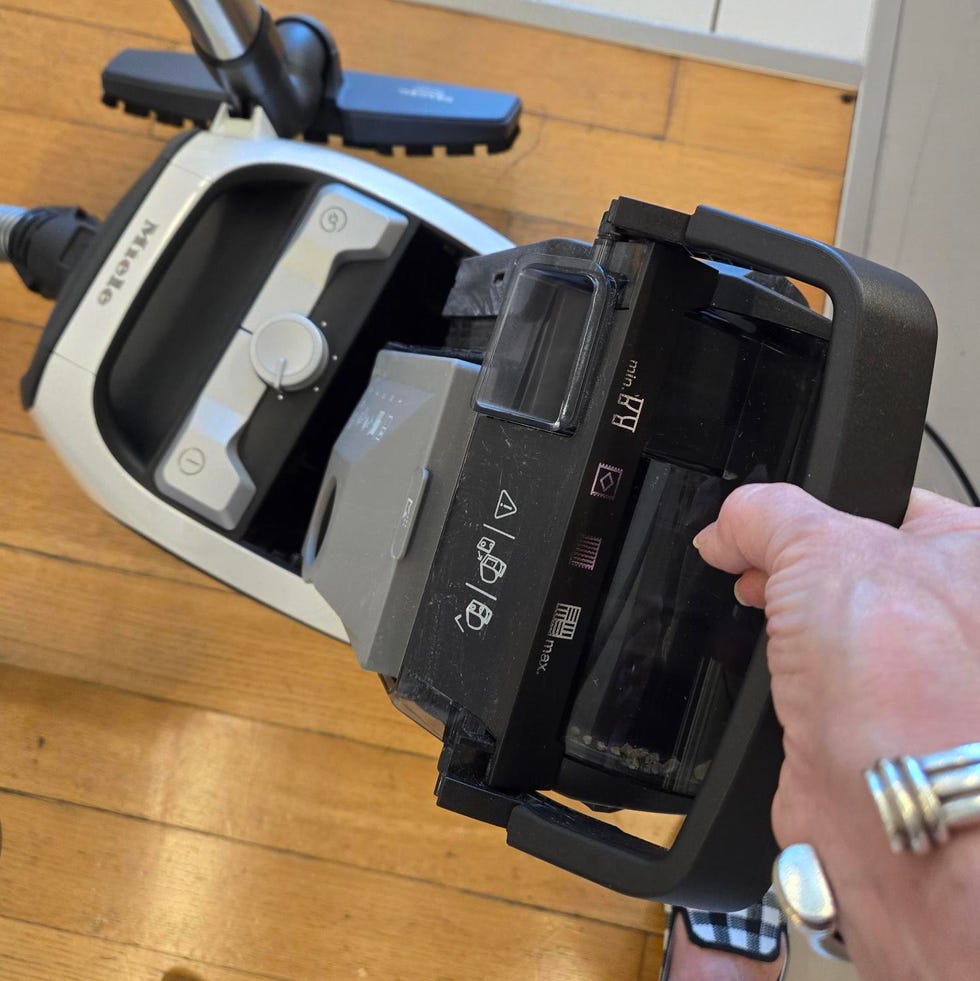 Best Vacuum Cleaners - Testing a Vacuum Dust Cup best vacuum cleaners testing a vacuum dust cup