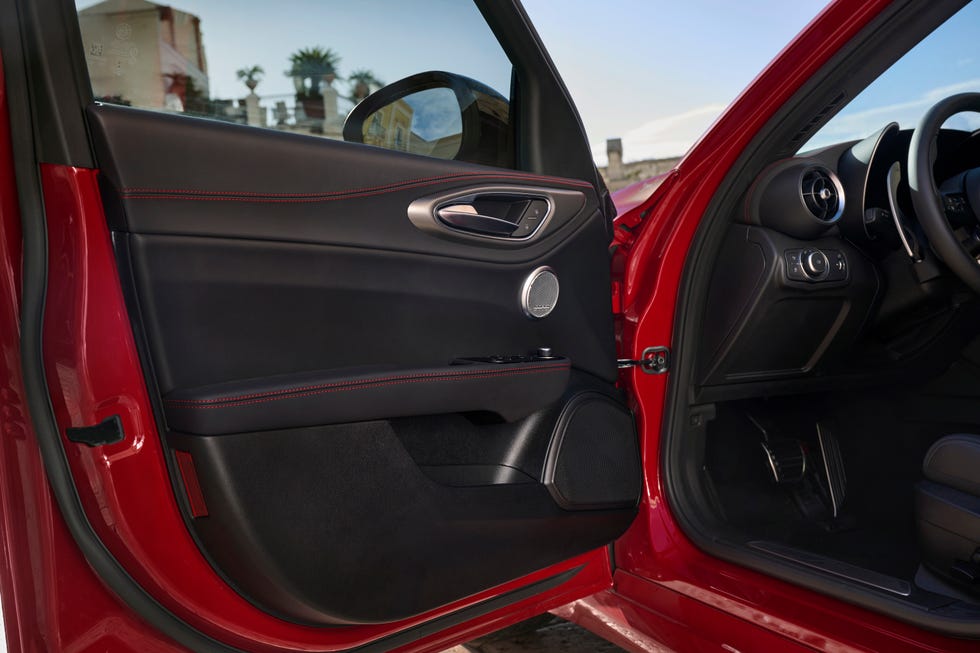 2025 alfa romeo giulia tributo italiano