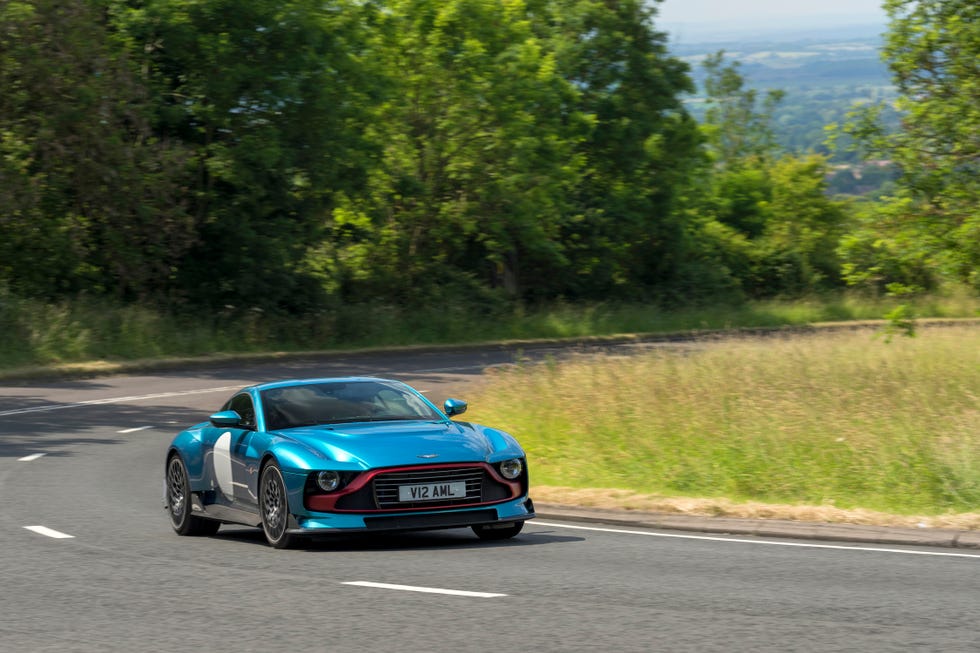 Prueba Aston Martin Valour: Un juguete de 1,8 millones de euros para ...