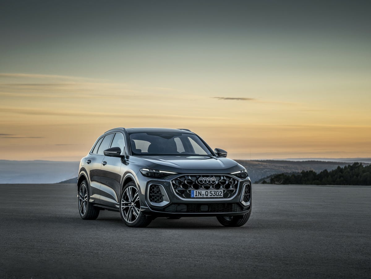 View Photos of the 2025 Audi Q5
