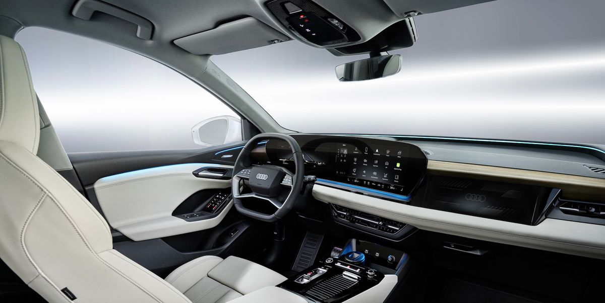 تتميز سيارة Audi Q6 e-tron موديل 2025 بلوحة قيادة غنية بالشاشة وشاشة HUD للواقع المعزز